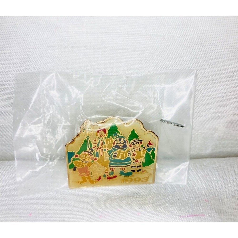 MCDONALD'S Vintage CREW PIN 1993 CHRISTMAS Tree Caroling